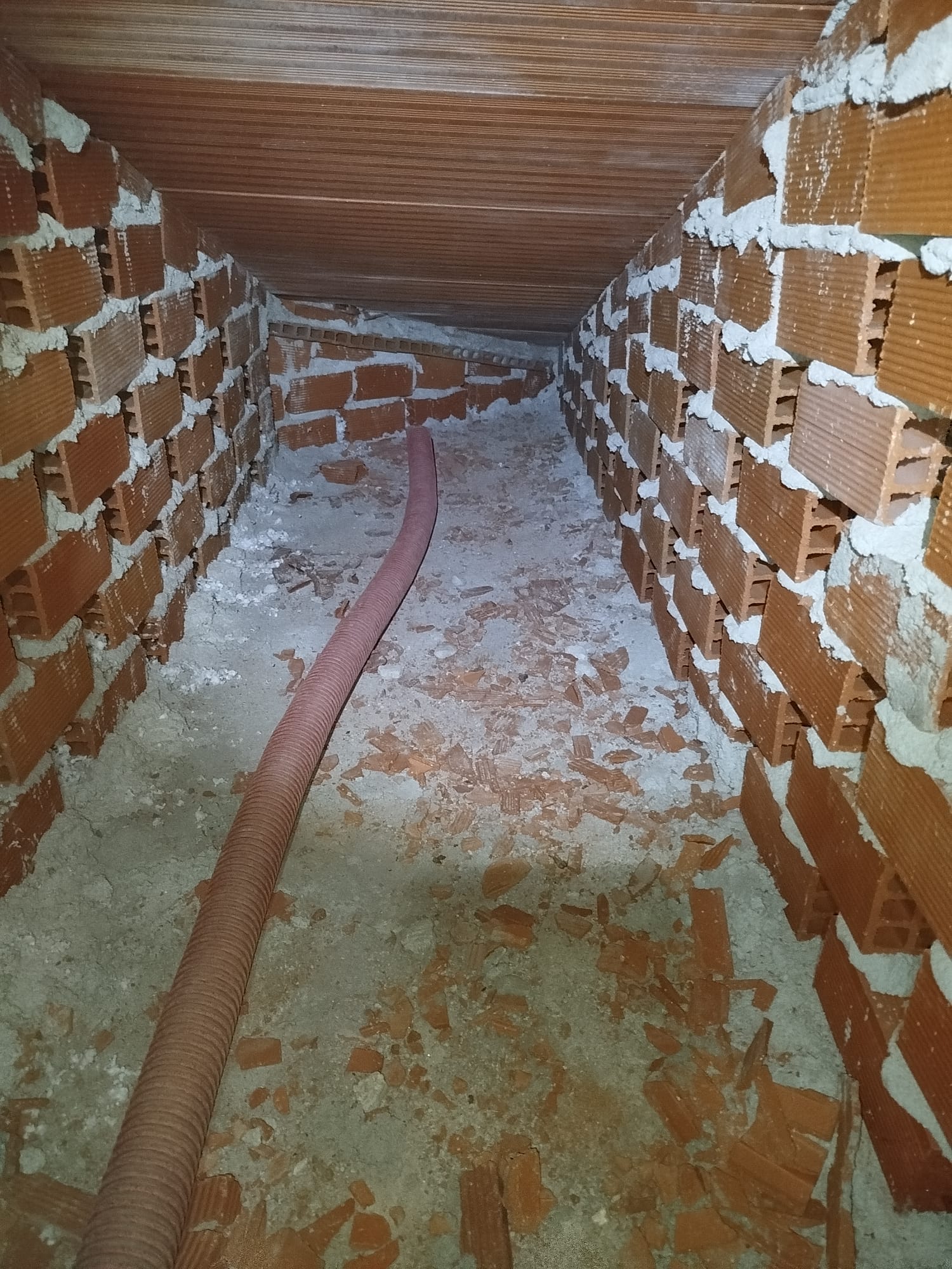 Trabajo de aislamiento en cámara bajo cubierta con material insuflado