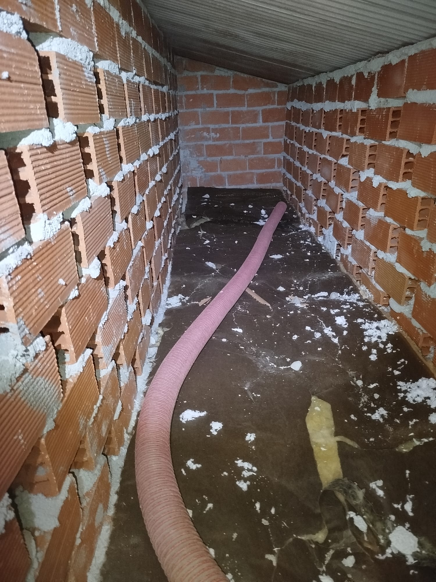 Manguera de insuflado utilizada para aplicar aislamiento en una cámara bajo cubierta