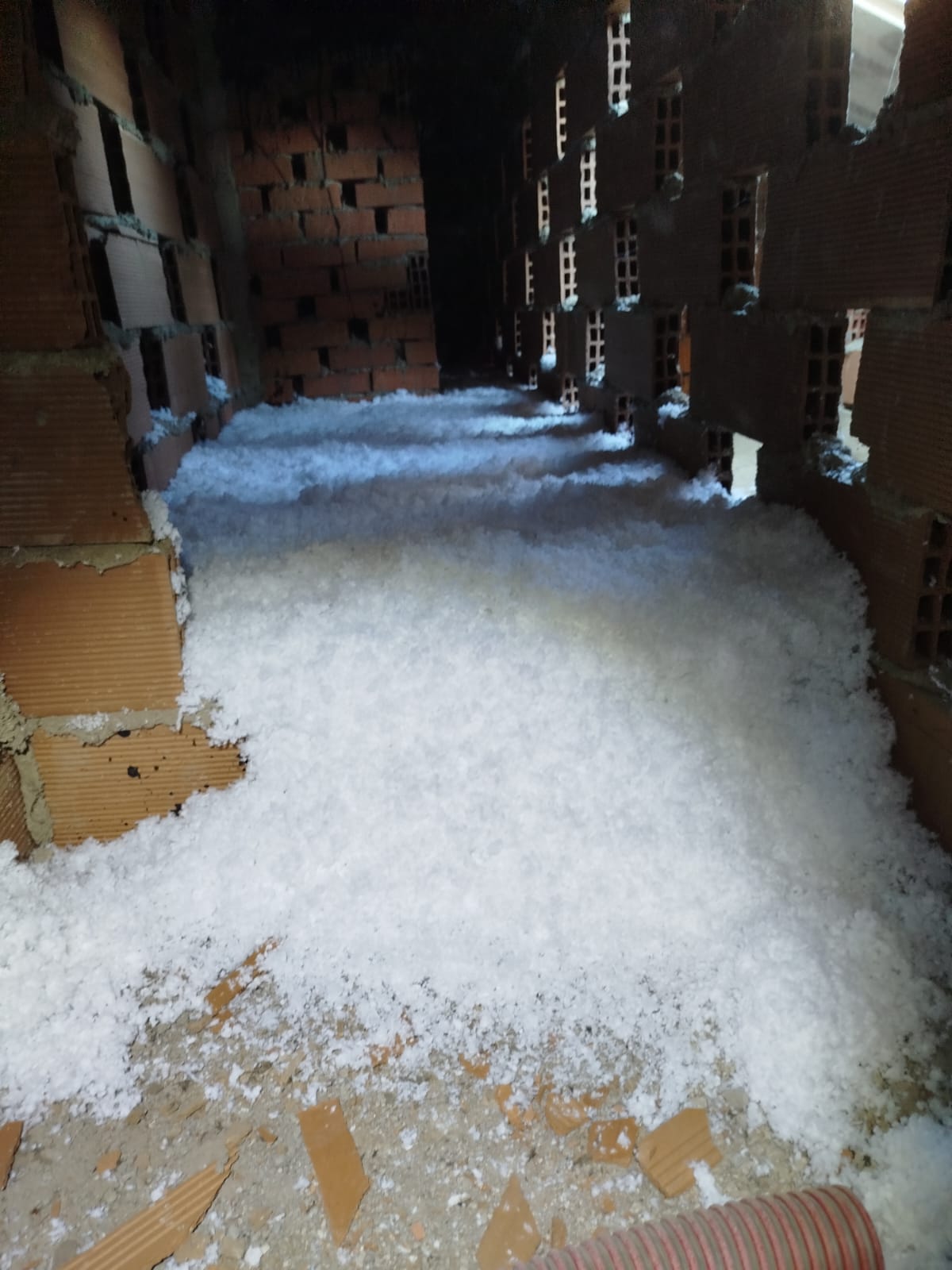 Lana mineral blanca distribuida en una cubierta de vivienda