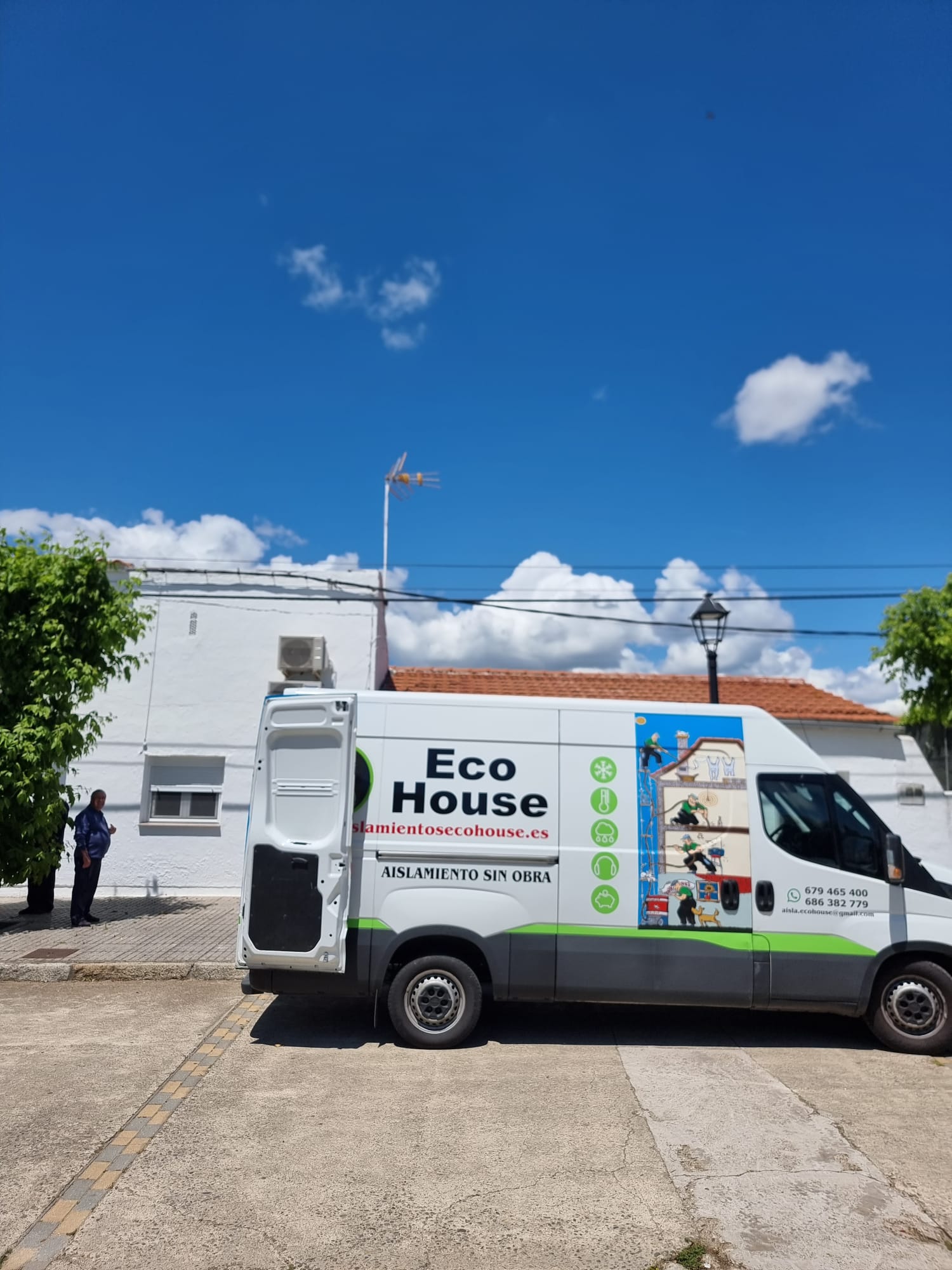 Vehículo de Aislamientos EcoHouse durante trabajo de aislamiento sin obra pesada