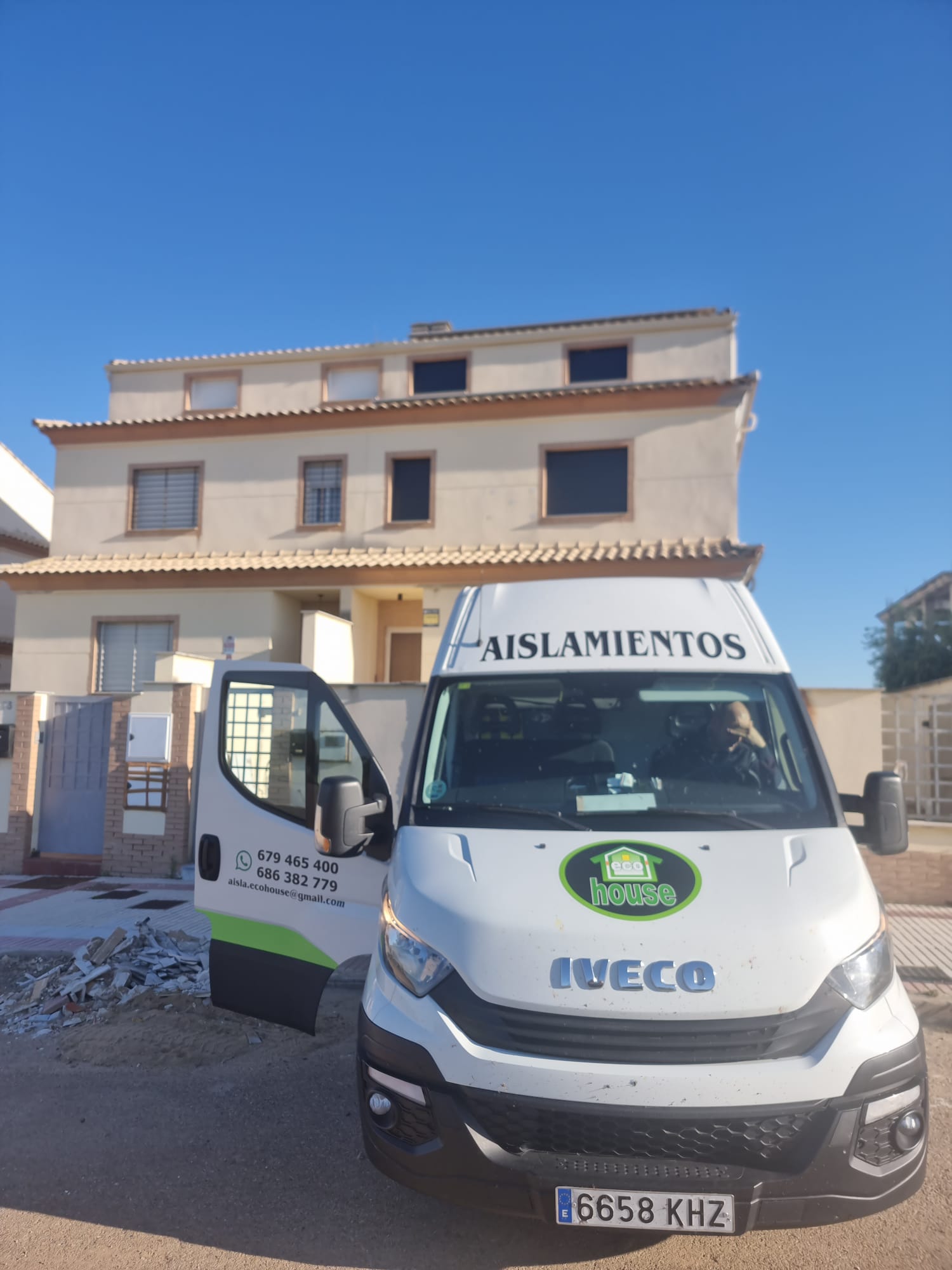 Furgoneta de Aislamientos EcoHouse delante de una vivienda unifamiliar