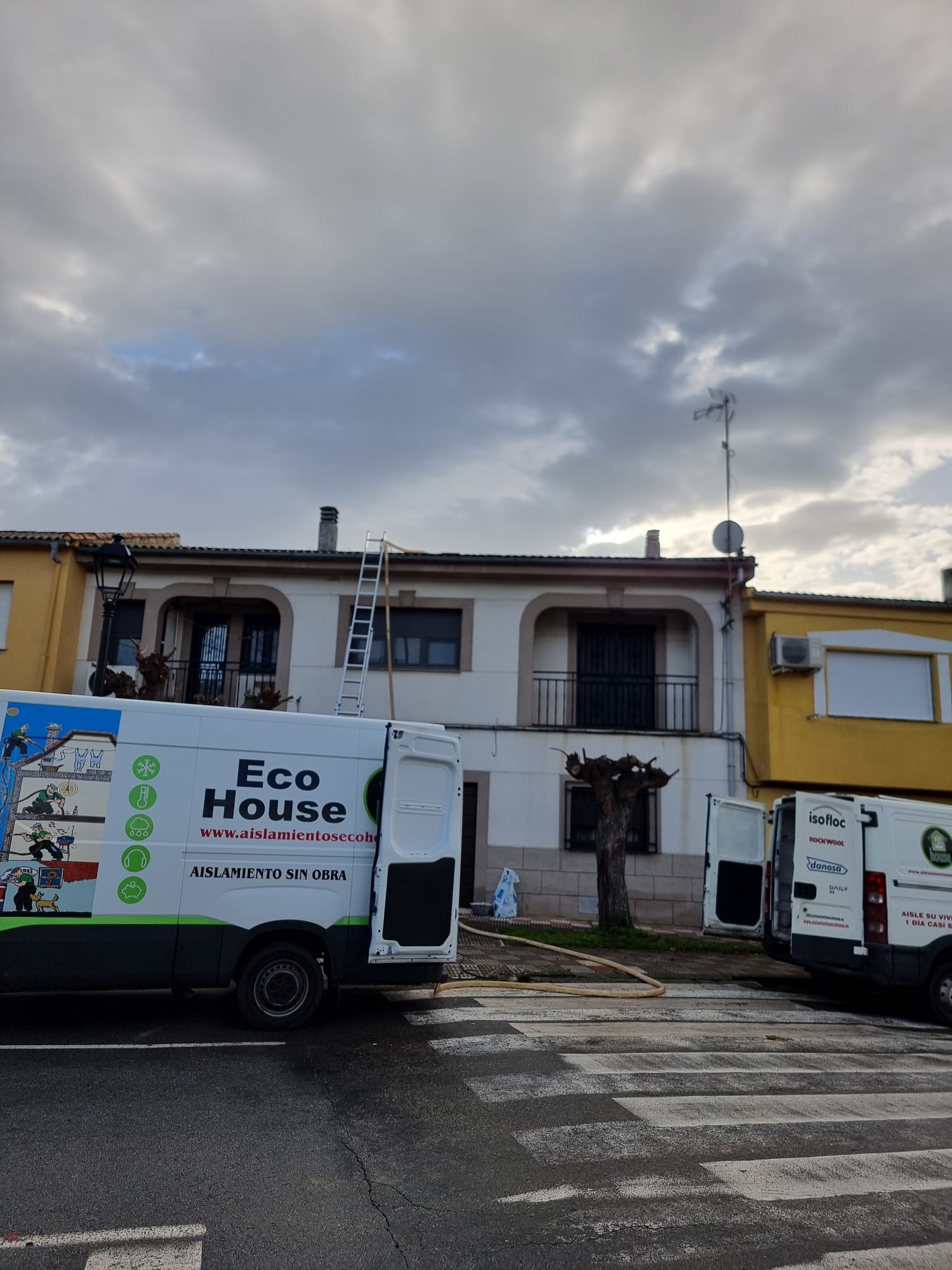 Equipo de Aislamientos EcoHouse realizando un trabajo de aislamiento en una vivienda